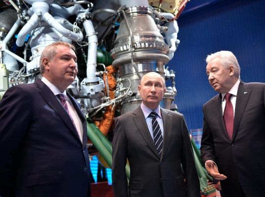 El presidente ruso Vladimir Putin (c), destaca que ya es tiempo de que Rusia deje de vivir de sus logras de antaño. FOTO/AP
