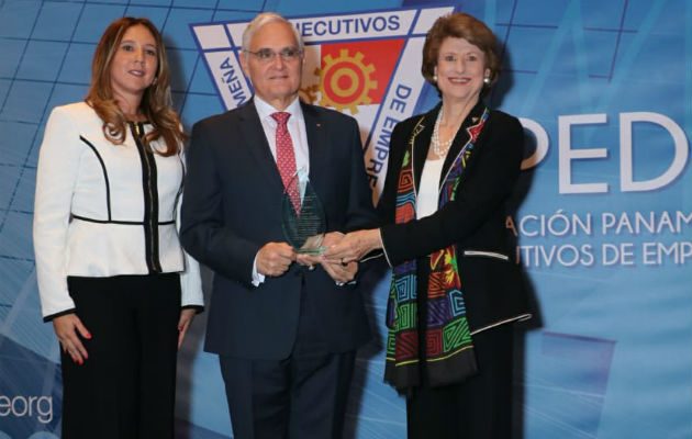 Quijano recibe premio como El Ejecutivo del Año, instituido en el año 1977 . Foto/Cortesía
