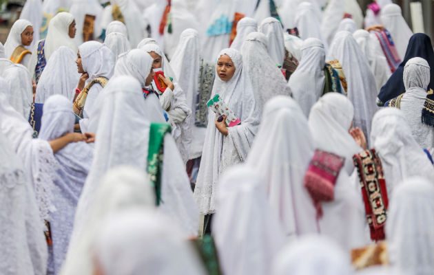 Más tarde, a la caída del sol, los indonesios se reúnen para romper el ayuno durante el "iftar".