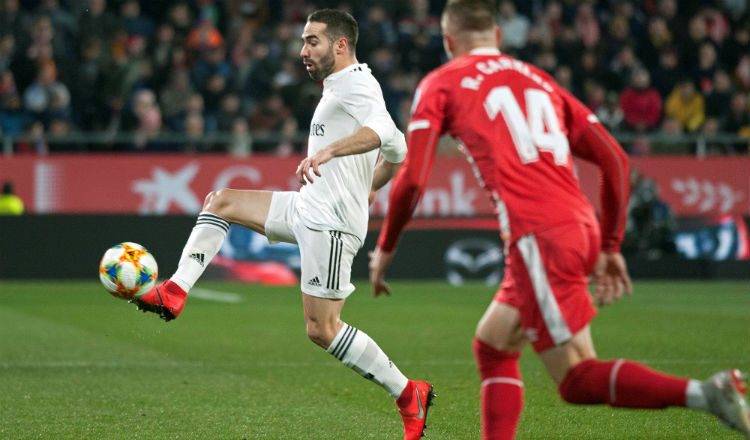 Dani Carvajal controla el balón ante la marca de un jugador del Girona. Foto EFE
