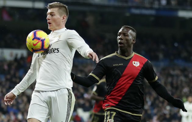 Toni Kroos del Real Madrid (Izq.) controla elñ baló ante el acecho de with Rayo Vallecano's Luis Advíncula de Rayo Vallecano. Foto:AP