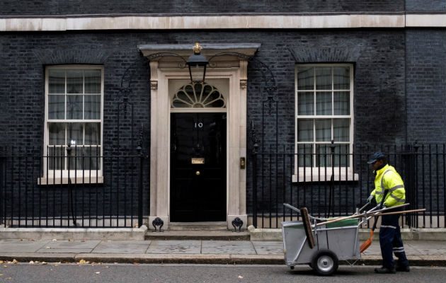 Ante la puerta de su residencia oficial del 10 de Downing Street, la política "tory" informó de que ha comunicado a la reina Isabel II su intención de dimitir el 7 de junio y de iniciar después el proceso para elegir al nuevo líder del Partido Conservador.