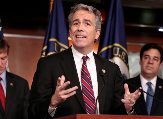 Joe Walsh, un miembro del movimiento "Tea Party" que representó a Illinois en la Cámara de Representantes entre 2011 y 2013, tiene ahora su propio programa de radio. FOTO/AP