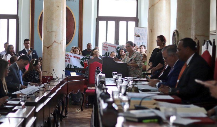 Residentes de Clayton recibieron cortesía de sala en el Consejo Municipal.  Foto de cortesía