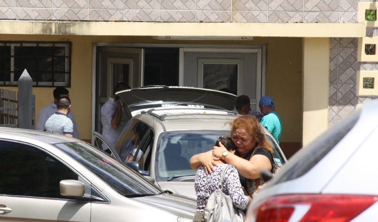 Momento en que eran trasladados los restos de la morgue. Eric Montenegro