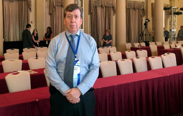 "Cómo hacer a la gente (los lectores) pagar", de esa premisa debe partir la estrategia, manifestó Baron durante el panel titulado "El futuro de las noticias, una perspectiva estadounidense".