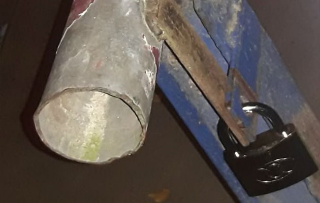 La Policía puso un candado en un tubo para impedir el paso vehicular. Foto: José Vásquez.