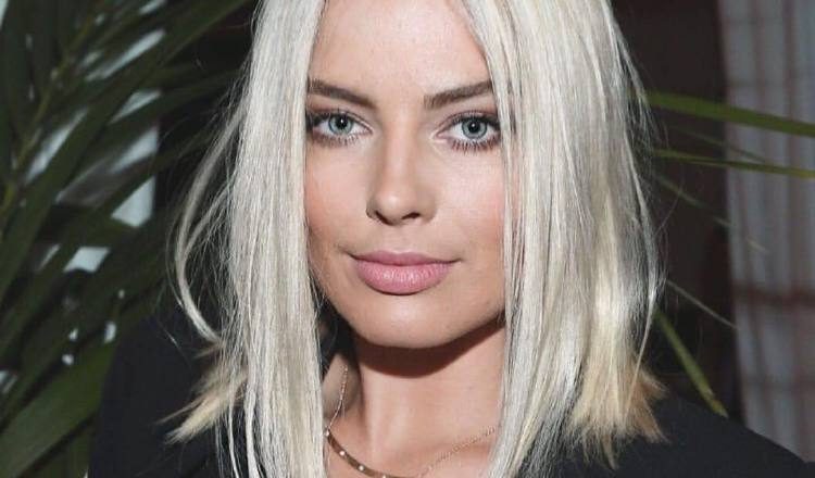 Robbie le dijo a 'The Cut' que ha hecho más de 100 tatuajes.  Internet