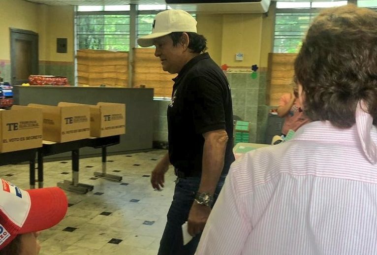 Roberto "Manos de Piedra" Durán votó en el colegio La Salle. 