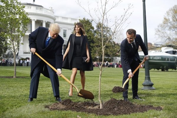 El 23 de abril de 2018 el presidente galo, Emmanuel Macron (d), y el presidente de EEUU, Donald Trump (c), plantaron un roble en los jardines de la Casa Blanca. FOTO/EFE