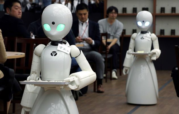 OriHime-D, el robot camarero. Foto/EFE