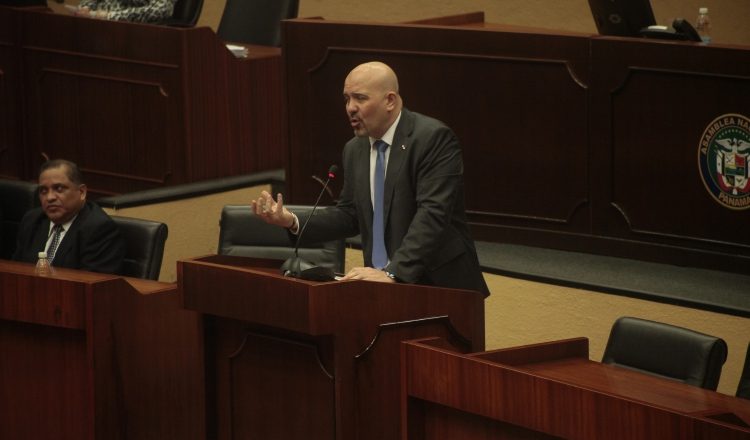 Rolando Mirones, durante su comparecencia a la Asamblea. Foto de Víctor Arosemena