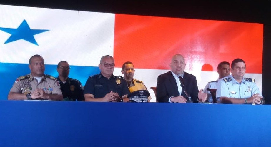 Rolando Mirones anunció a nuevos directores de los estamentos de seguridad. Foto Adiel Bonilla