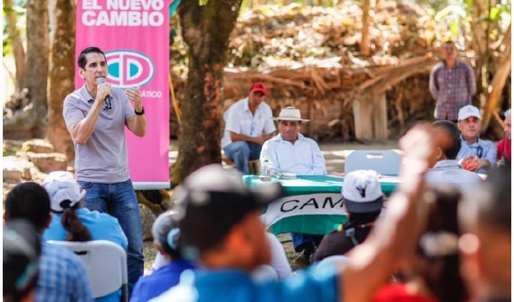 Rómulo Roux durante su gira ayer en Veraguas. Cortesía