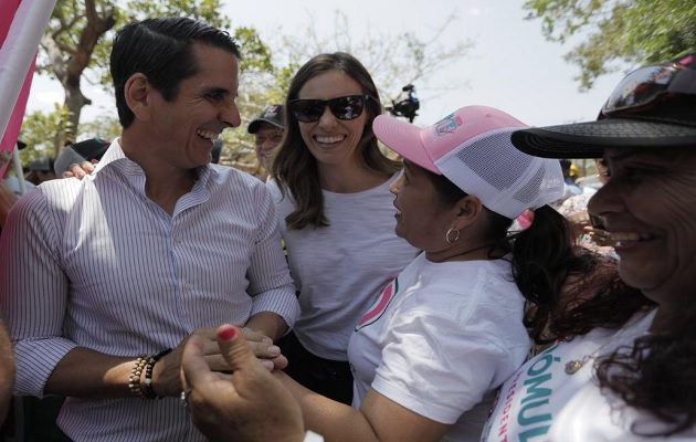 Rómulo Roux habla a las mujeres. Foto/Coertesía