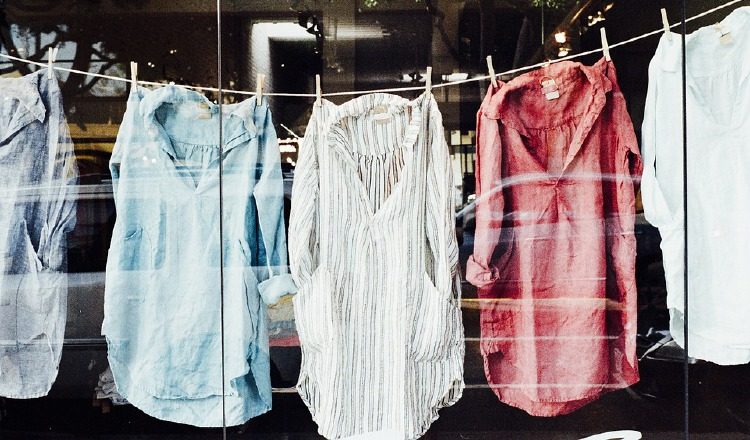 Se recomienda poner la ropa al sol para desinfectarla. Foto: Pixabay