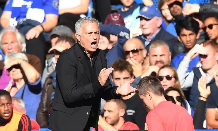 Jose Mourinho durante el partido. Foto EFE