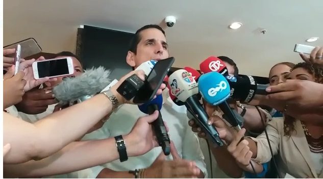 Fue el primer candidato presidencia en votar. Foto de Luis Ávila