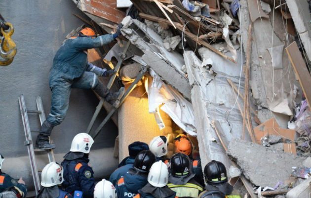 Miembros de los servicios de rescate rusos retiran escombros de un edificio derrumbado en la ciudad de Magnitogorsk, en la región de los Urales (Rusia). EFE