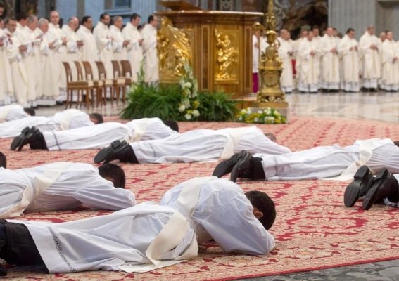  Los sacerdotes de Brasil han presionado desde hace tiempo a la iglesia para que considere la ordenación de viri probati en las zonas más alejadas de la Amazonía, donde se estima que hay un sacerdote por cada 10,000 católicos. FOTO/EFE