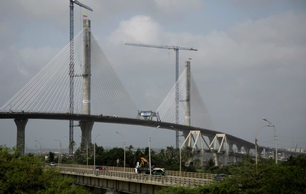 La constructora española Sacyr terminó de unir en Barranquilla el tablero de la estructura del puente Pumarejo.