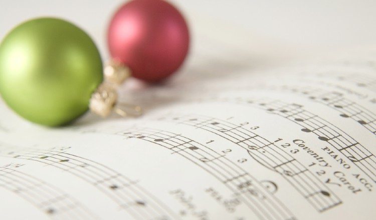 "El panameño común, de a pie, vive la Navidad con los temas de salsa que nunca van a morir, que son clásicos", coincide Félix García, conocido como DJ Mckoy.