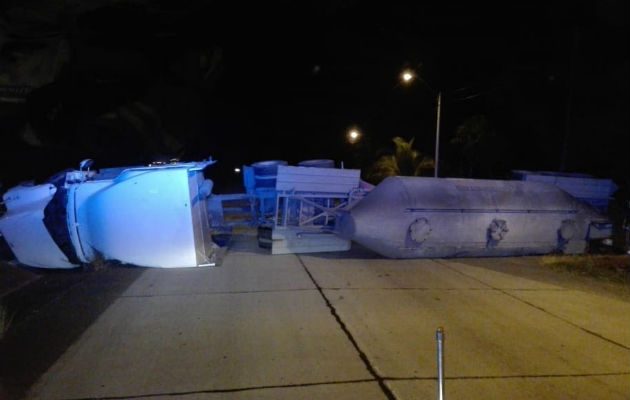 La enorme mula quedó bloqueando por completo dos paños de la vía en Santiago.