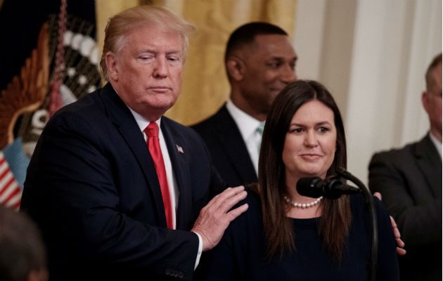 Sarah Huckabee Sanders (der), al renunciar como exportavoz de la Casa Blanca. Foto: Archivo/Ilustrativa.