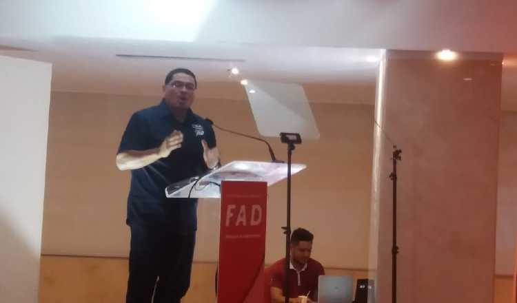 Saúl Méndez prometió ser una opción diferente para el pueblo, que está cansado de lo mismo. /Foto Adiel Bonilla