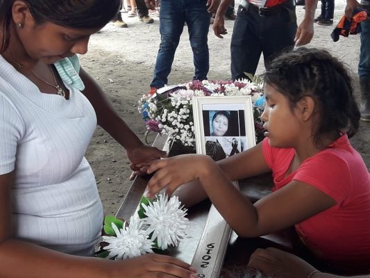 La joven madre dejó en la orfandad seis hijos de 20, 17,14,10,9 y 5 años, quienes aún guardaban la esperanza de que su madre se recuperara y saliera de la Sala de Cuidados Intensivos del Hospital Regional en David, pero, "falleció sin poder despedirse de ellos", dijeron los familiares. foto/Mayra Madrid