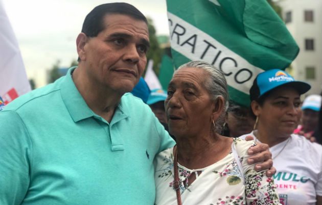 Sergio "Chello" Gálvez, candidato a la vicealcaldía recorrió el sector de Curundú junto a un grupo de simpatizantes.