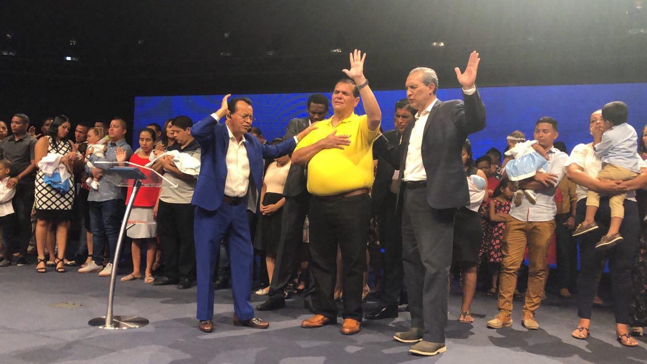 De la mano de Dios Sergio "Chello" Gálvez busca ganar la alcaldía el 5 de mayo. Foto: Cortesía.