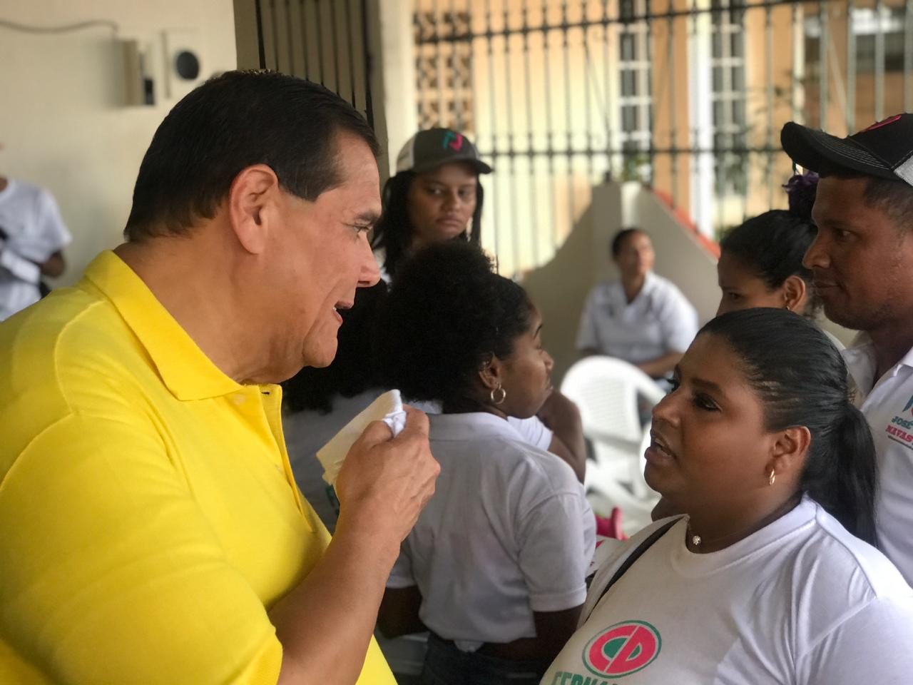 De la mano de Dios Sergio "Chello" Gálvez busca ganar la alcaldía el 5 de mayo. Foto: Cortesía.