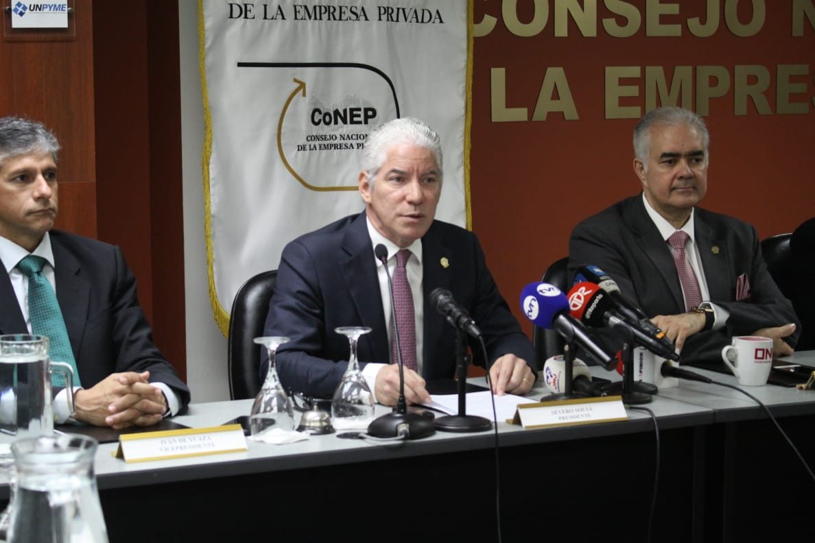 El presidente del Consejo Nacional de la Empresa Privada (Conep), Severo Sousa, durante la conferencia de prensa.