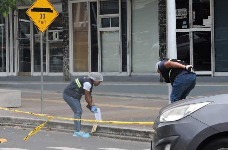 Sicarios no cumplen con su trabajo, abalean a un hombre pero este sigue vivo. Foto: Crítica.