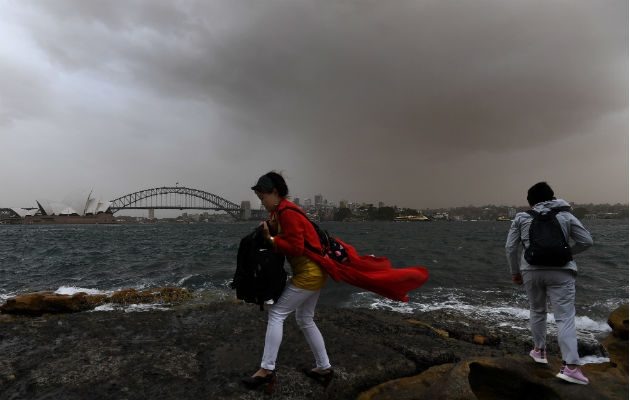 La tormenta de polvo se ha extendido por las zonas afectadas por la sequía en Nueva Gales del Sur y ha cubierto los puntos de referencia de Sídney. EFE