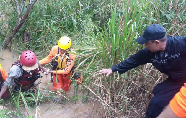 Solicitan ayuda del Sinaproc para que rescate a cuatro adultos ebrios en un río. Foto: Sinaproc.