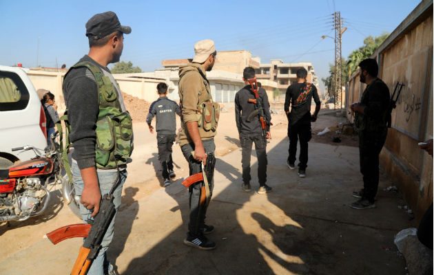 Más de 60.000 personas han huido de sus hogares por miedo a las operaciones turcas en al frontera siria con Turquía. Foto: EFE.
