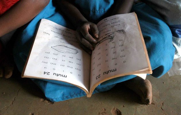 La polémica estalló esta semana a raíz de la difusión de una foto de una de las aulas en la que se veía, durante el primer día de clases de enero, a más de una quincena de niños blancos sentados juntos en una mesa alargada mientras los cuatro alumnos negros de la clase se sentaban a un lateral, en una mesa separada.