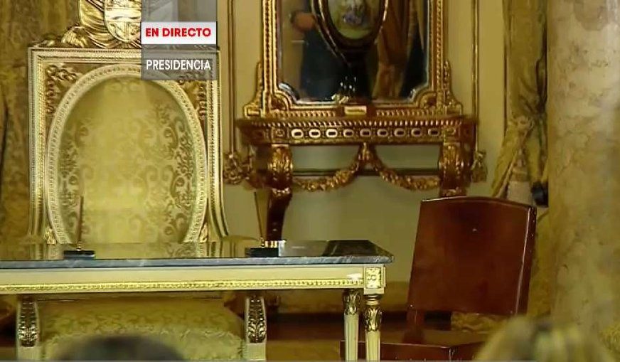 El taburete que le regalaron a Laurentino Cortizo en Olá fue ubicado al lado de la silla presidencial. 