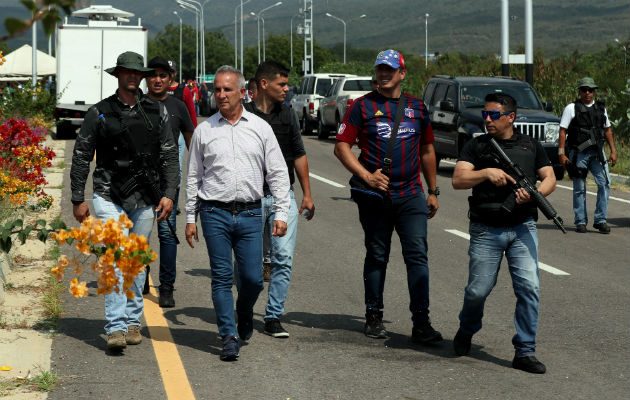 Chavistas armados escoltan a Freddy Bernal (3i), denominado "protector" del Táchira, en Ureña (Venezuela). Foto: EFE.
