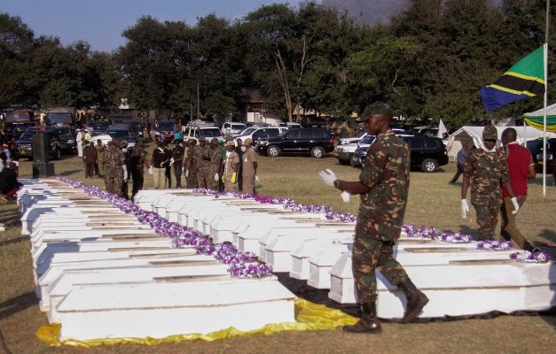 La policía y los oficiales del ejército llevan ataúdes para ser colocados para que los vean sus familiares, en Morogoro, FOTO/AP