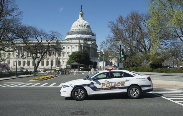 Una patrulla del cuerpo de seguridad del Capitolio vigila. Foto:EFE