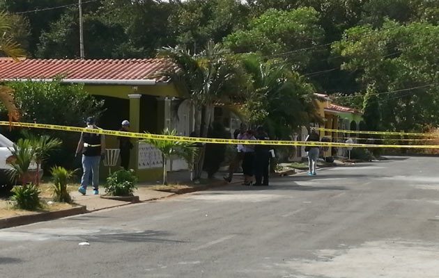 Los vecinos alertaron a la policía sobre un incidente de violencia intrafamiliar. Foto/Eric Montenegro
