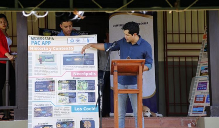 Durante el lanzamiento de "Zona educativa e interactiva" en el Museo Arqueológico de El Caño.  Cortesía Inac.
