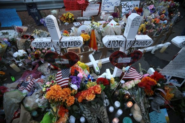 Las cruces llevan los nombres de las personas asesinadas en un Walmart en El Paso, Texas. FOTO/AP