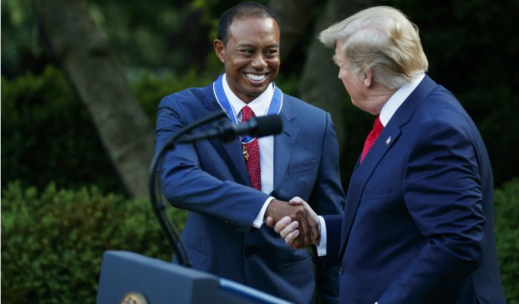 El presidente de Estados Undos Donald Trump (der.) le da la mano al golfista Tiger Woods, luego de otorgarle la Medalla Presidencial de la Libertad. Foto:AP