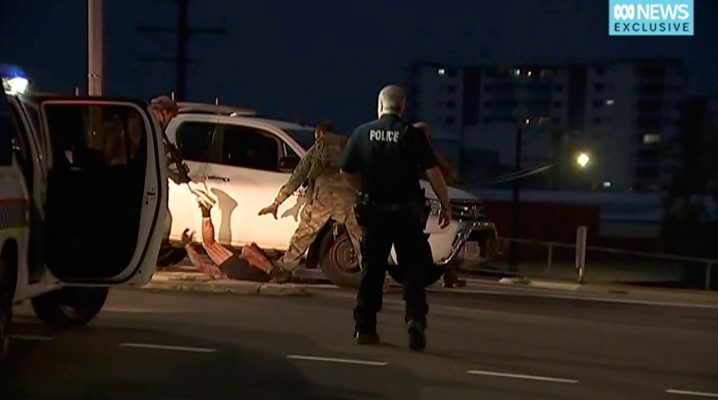 la policía procede a detener a un sospechoso en el suelo junto a un camión. FOTO/AP blanco, en Darwin, Australia