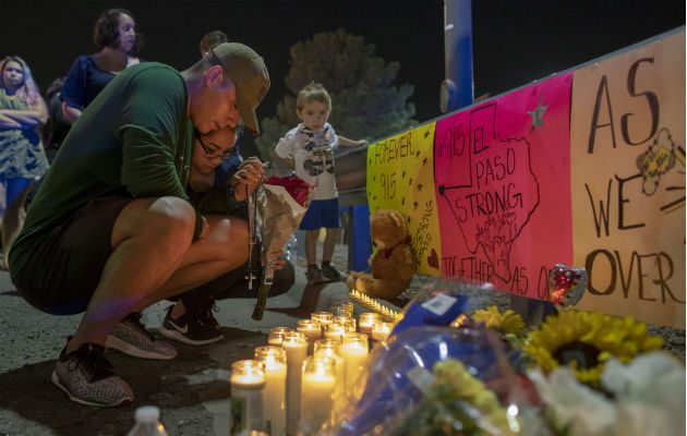  René Aguilar y Jackie Flores oran por las víctimas del tiroteo. Foto: AP. 