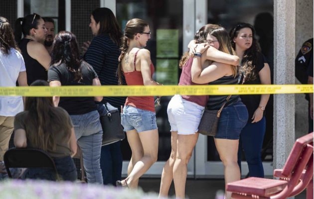 Familiares de víctimas del tiroteo se abrazan en El Paso, Texas. Foto: AP. 